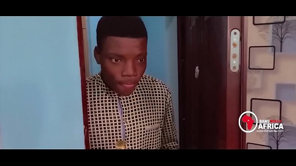 Негритенок трахнул двух негритянок в номере мотеля