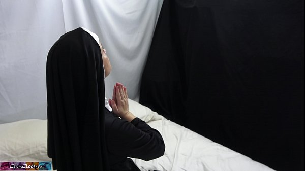Монашка трахается раком после молитвы