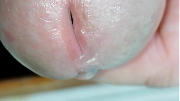 Из члена капает эякулят и парень снимает крупным планом