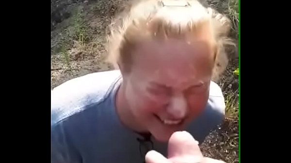Камшот на лицо толстой блондинки на природе