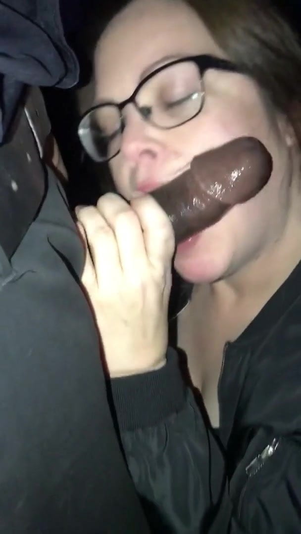 Негр дал в рот очкастой девушке на темной улице