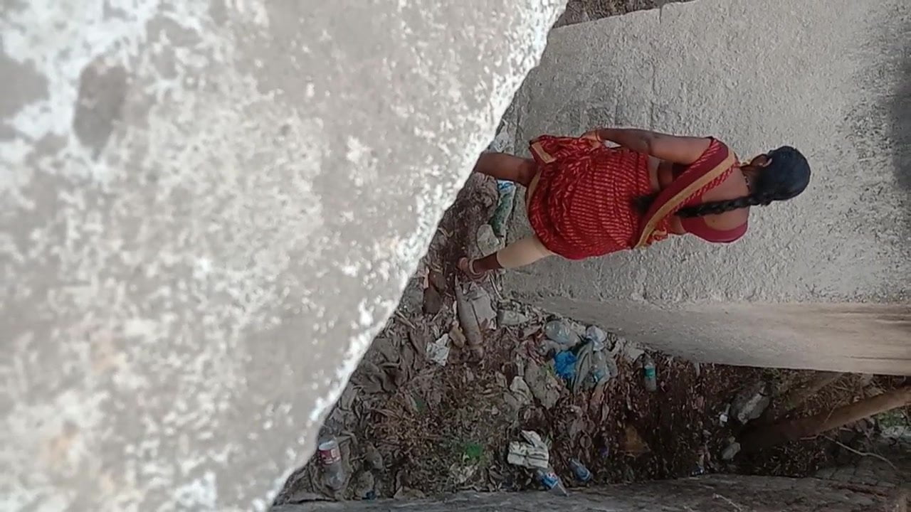 Подглядел, как индианка задрала юбку и выссалась стоя