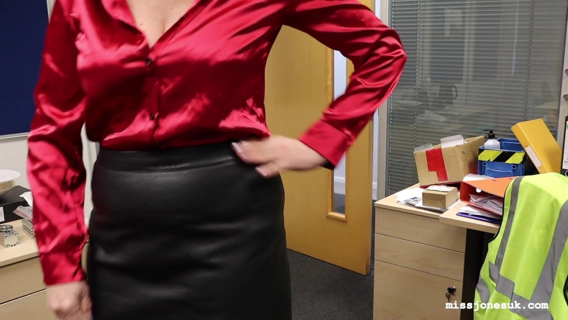 Босс щупает целлюлитную попку и сиськи секретарши