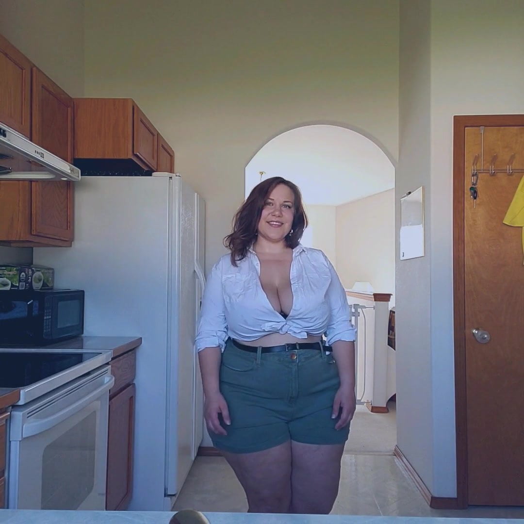 Толстая баба обнажила огромную жопу