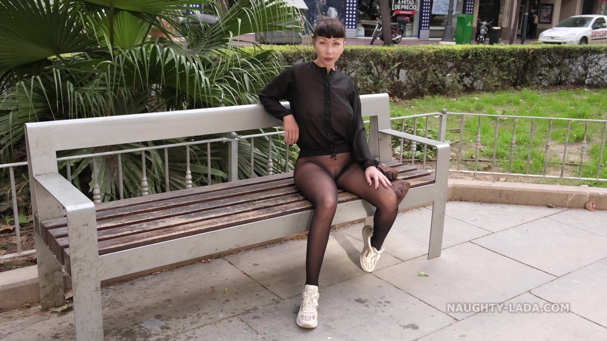 Женщина в колготах и без трусов гуляет по городу