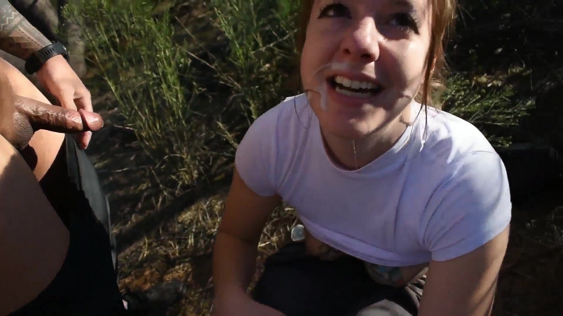 Красотка сосет в лесу парню и ебется с другом