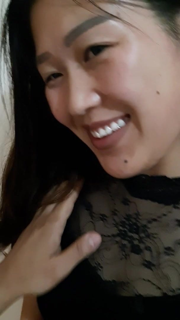 Чувак развел телку на минет и вгонял хуй до самой глотки 