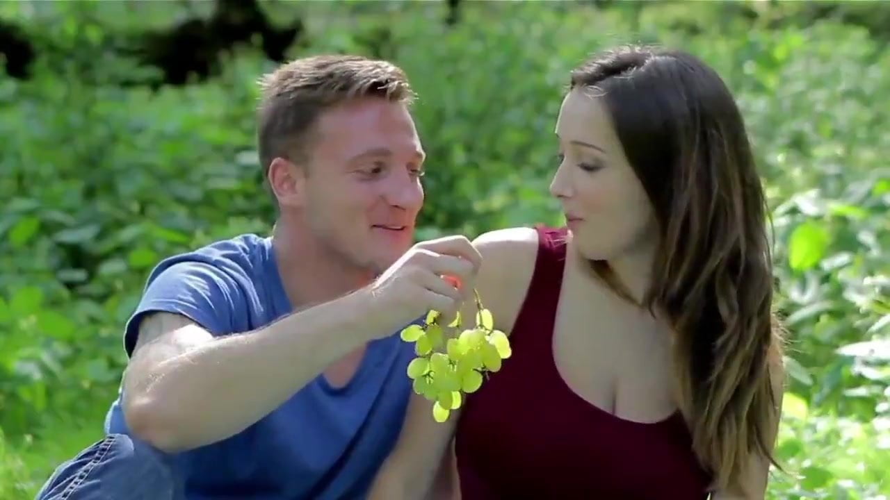 Парень напоил красотку и поимел ее вагину в лесу 