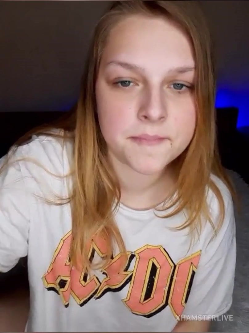 Интернет дрочеры вынудили молодку оголить натуральные сиськи 