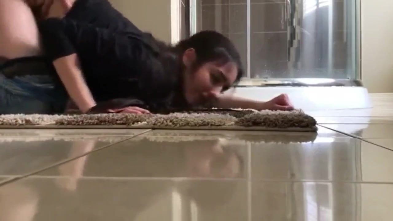 Чувак повалил девку на пол и вздрючил ее мокрую киску