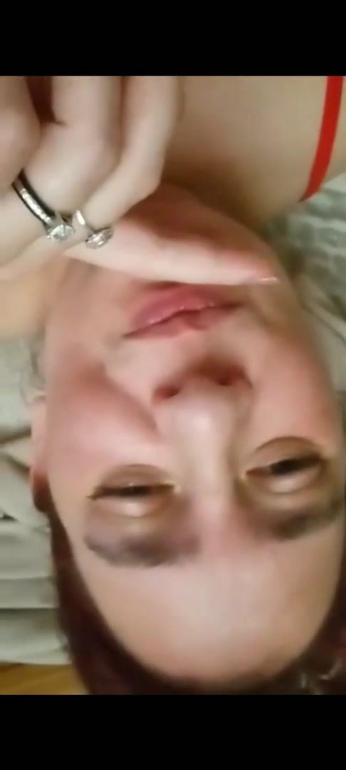 Телка теребит пизду и пробует вагинальные соки на вкус 