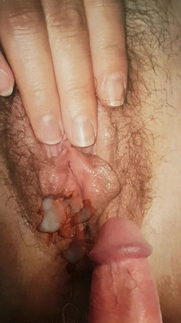 Парень кончил на фотографию волосатой киски после дрочки 