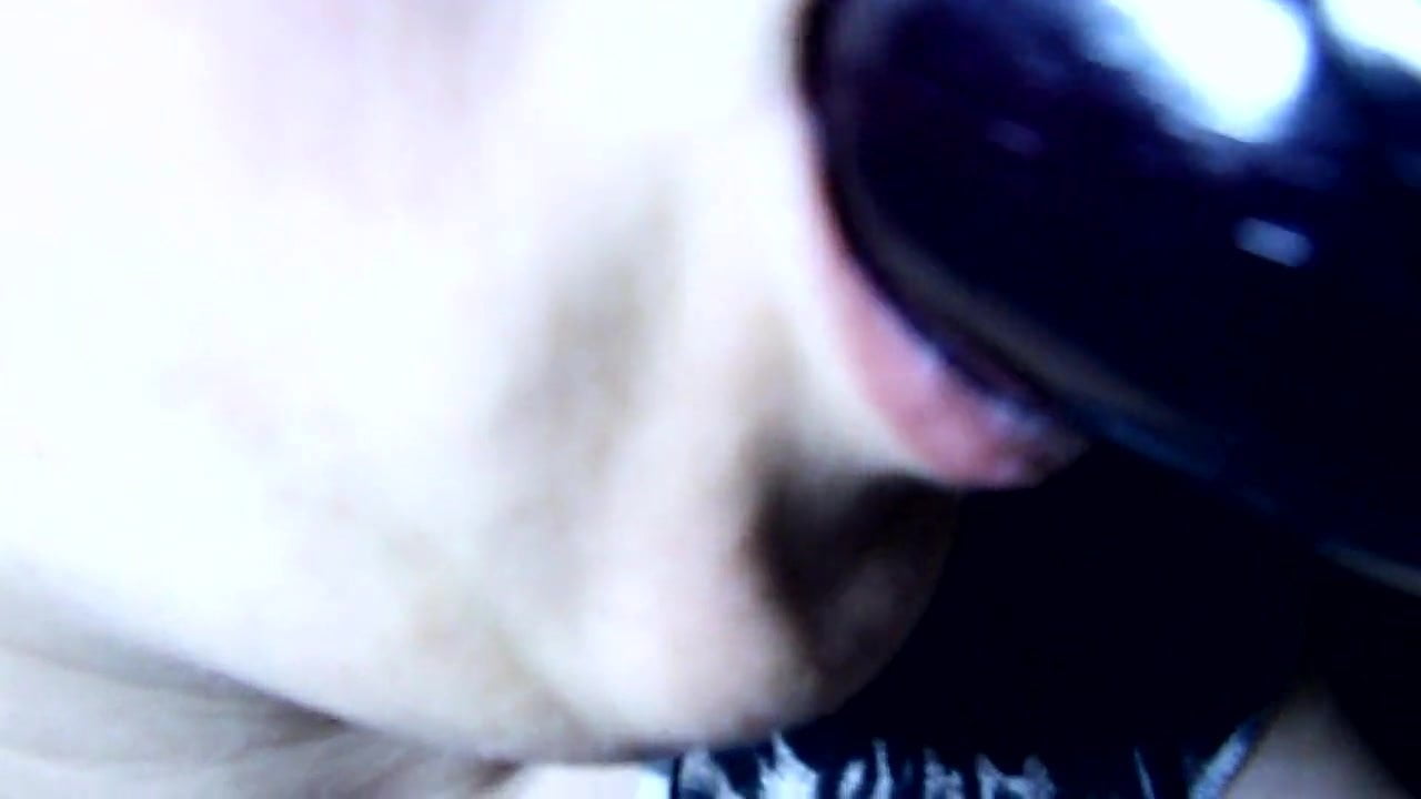 Зрелая мамка сосет резиновый член на камеру 