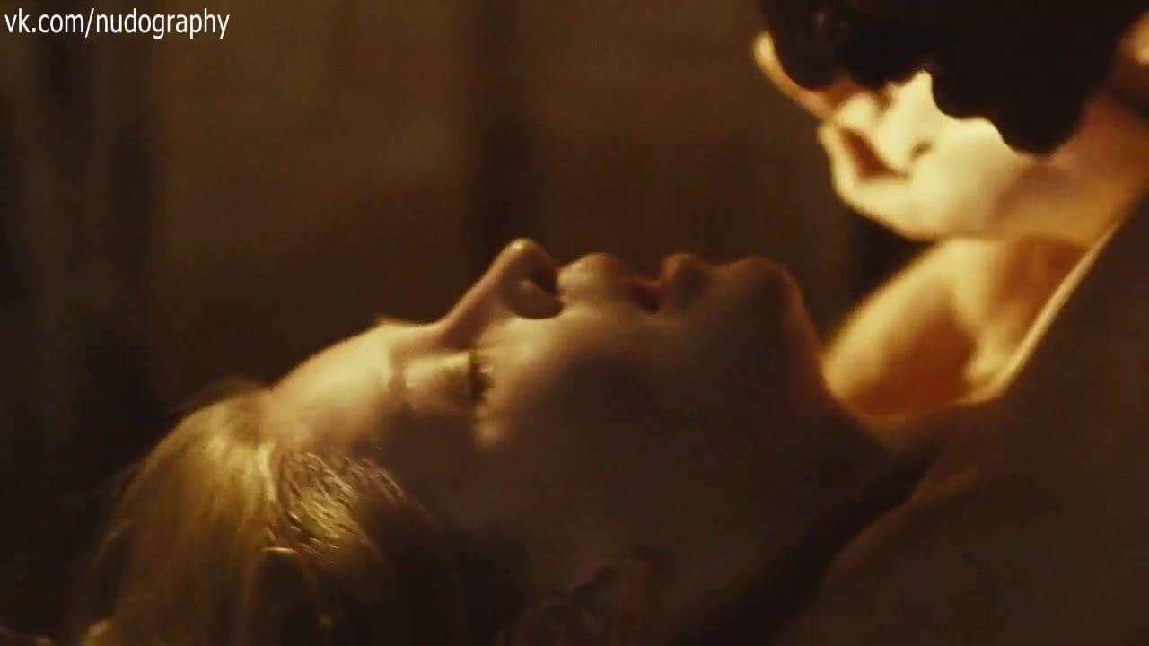 Мужик ебет зрелую женщину в красивом порно