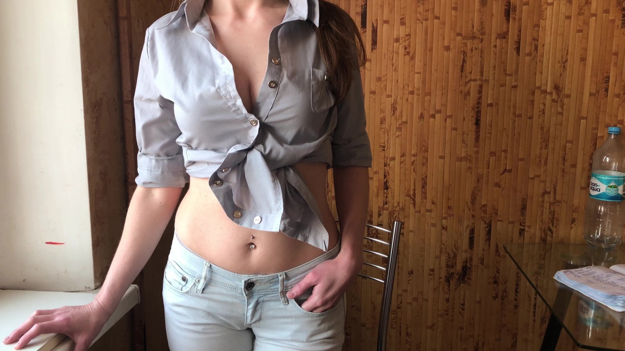 Стройная девушка ебется в позе раком после минета 