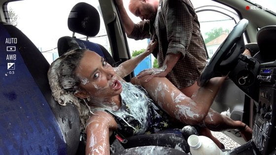 Мужик испачкал телку едой и выебал ее за деньги в машине 