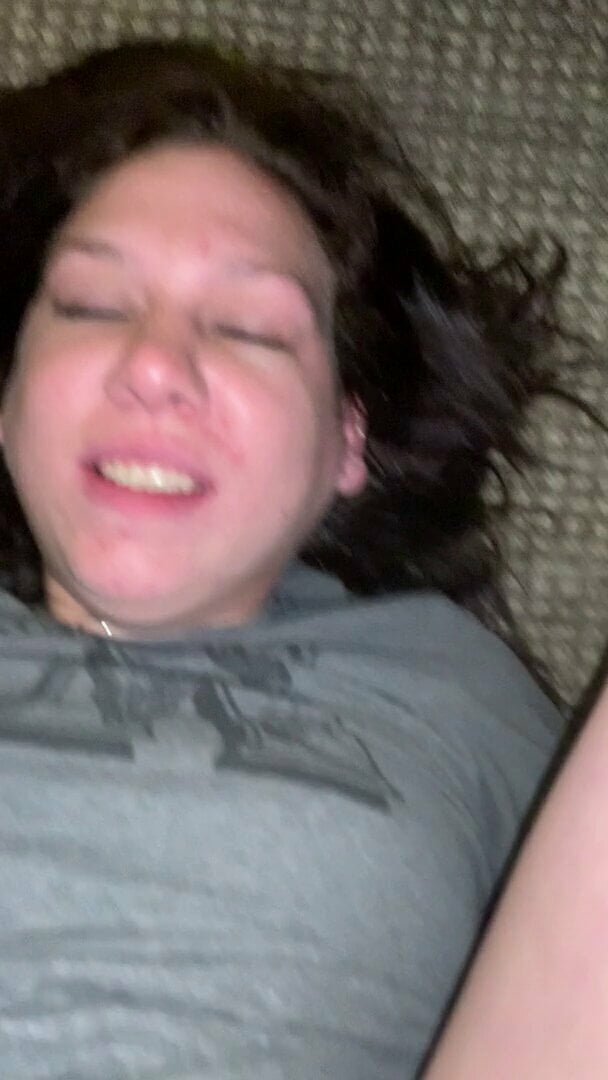 Толстушка получила хуй в жопу не снимая трусиков 