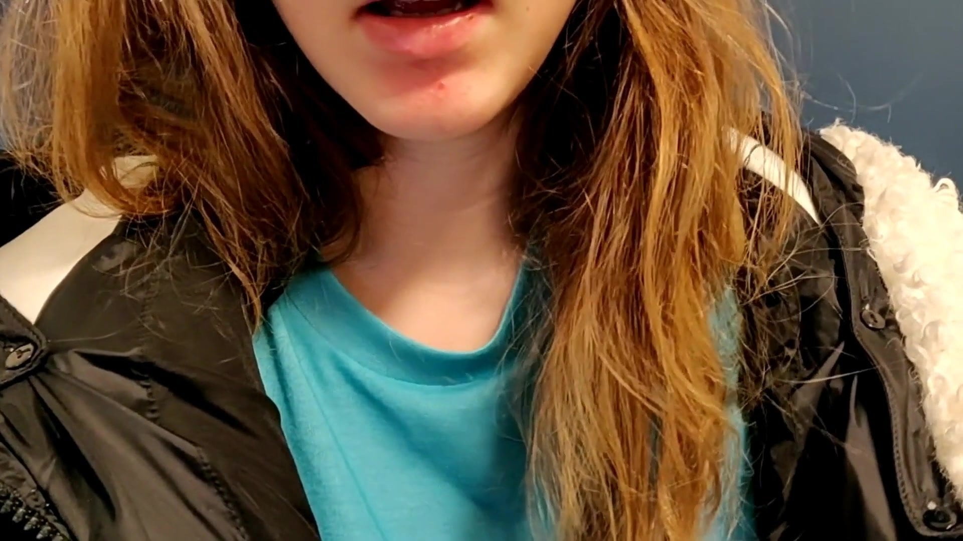 Парень снял, как девушка писает в туалете 