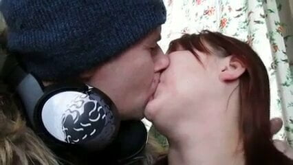 Парень мнет большие сиськи своей девушки и тайно снимает на мобилу