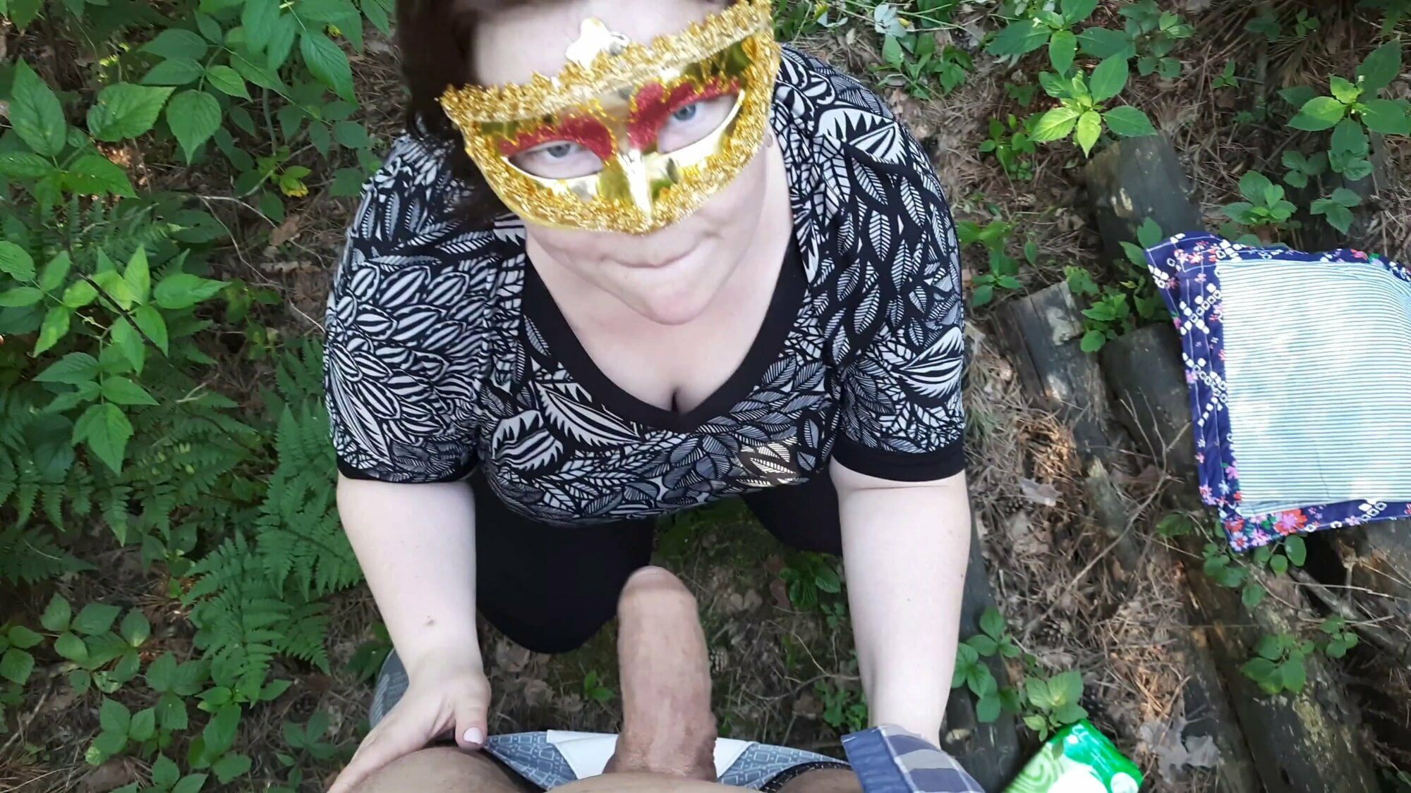 Русская зрелая женщина сосет хуй у парня в лесу