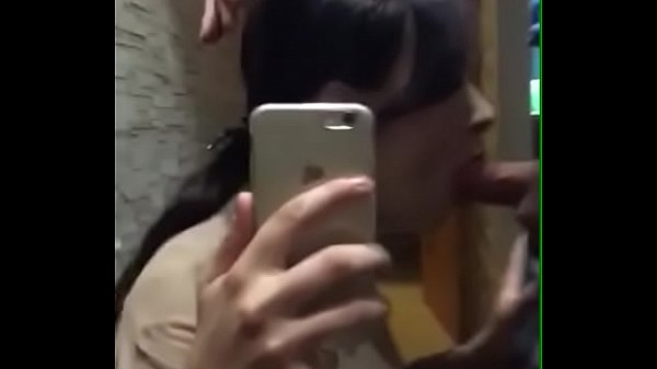Селфи секс. Сосет член и снимает себя на Айфон