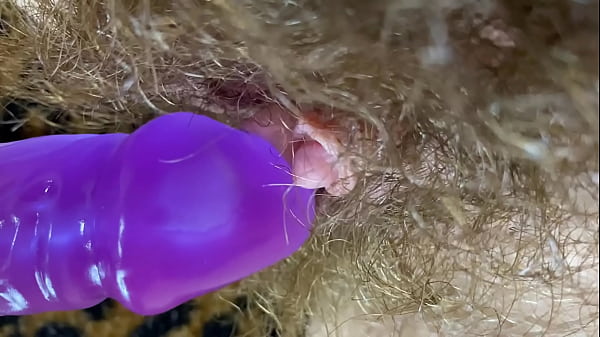 Клитор выпирает из заросшей волосами вагины.