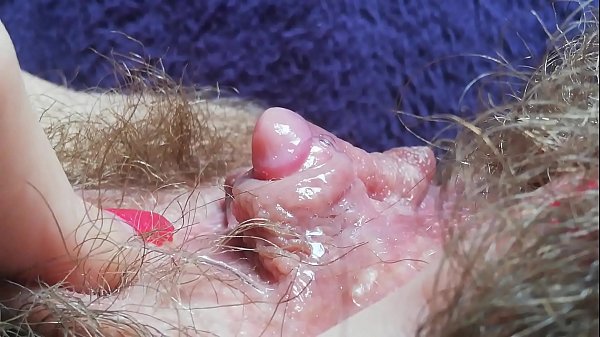 Мокрый клитор целки на волосатом лобке.