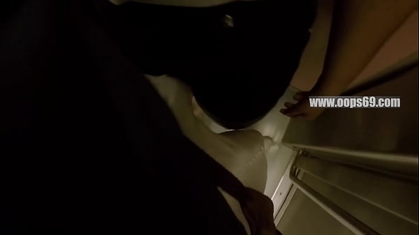 мужик прислоняется членом в одежде к девушке в метро