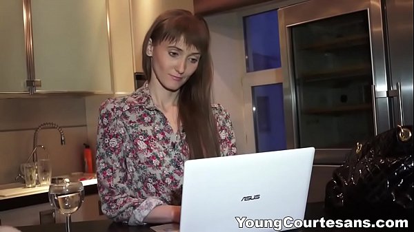 Худая проститутка трахается с клиентом в киску 