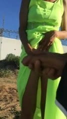 Телка писает и показывает киску на природе, а парень дрочит на нее 