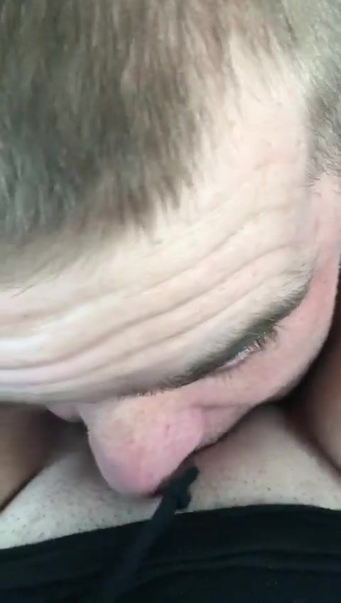 Мужик отлизал киску бабе перед камерой на спор 