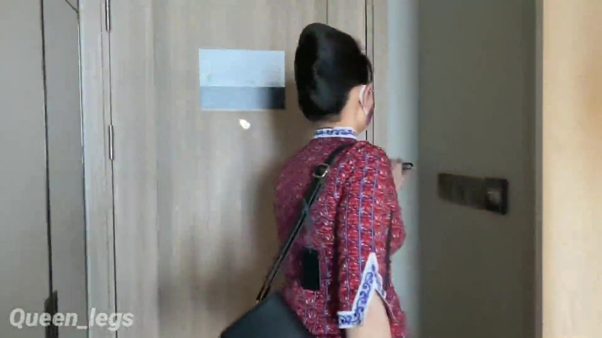 После работы азиатка ебется на столе с парнем