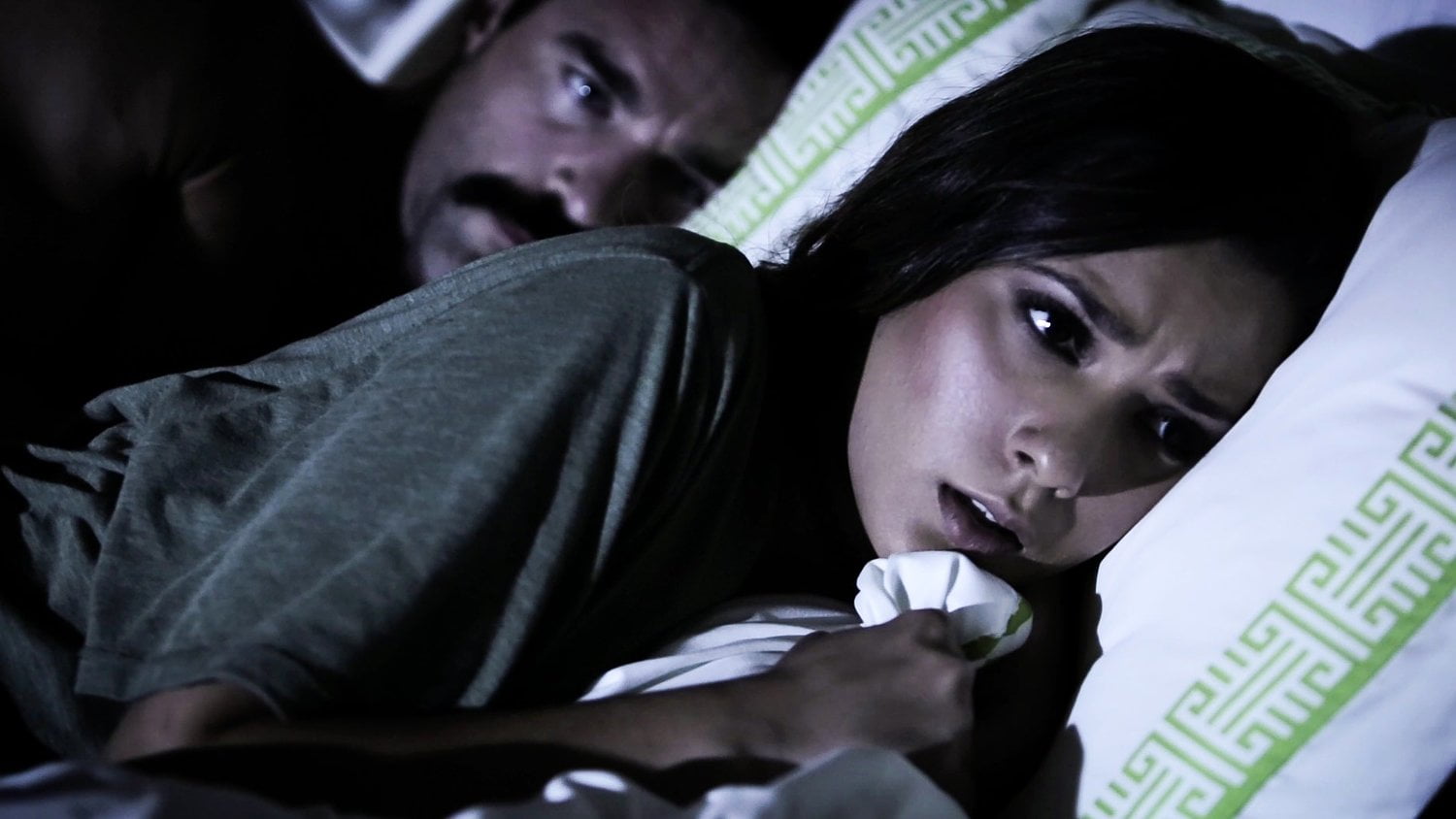 Новый муж мамки пристает к девушке и ночью ее трахает