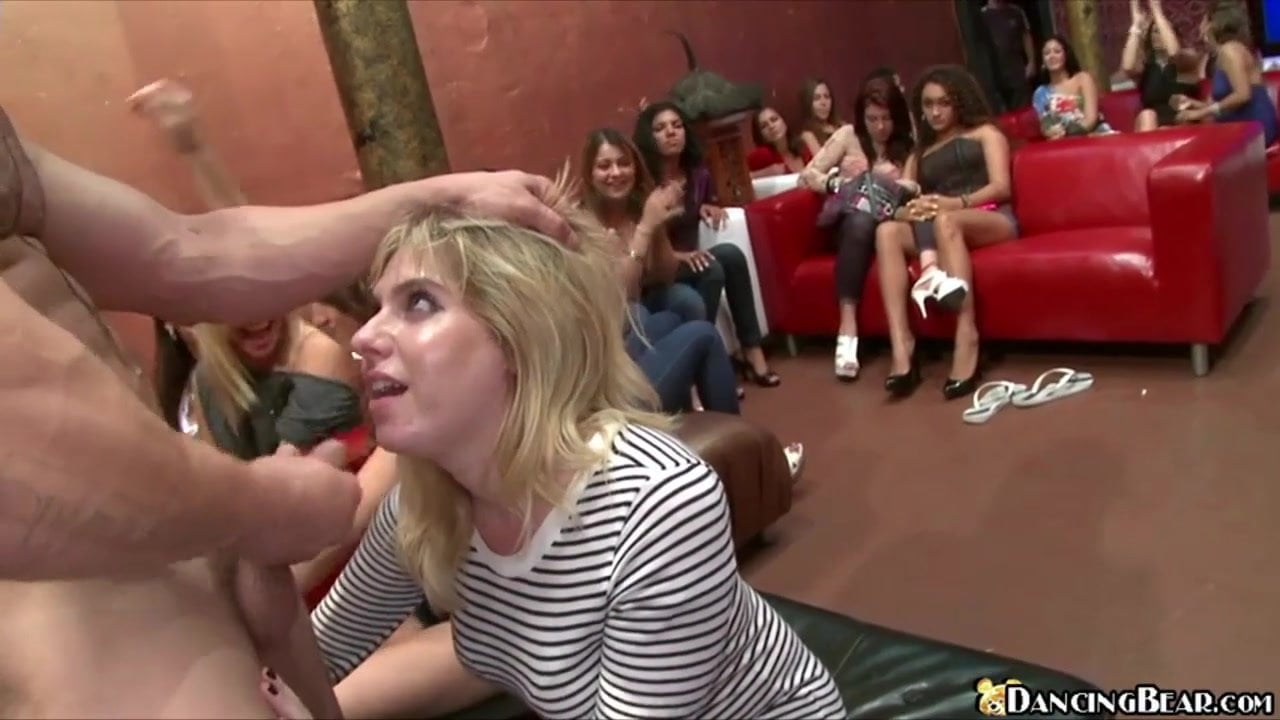 Замужние бабы бесстыдно сосут стриптизерам