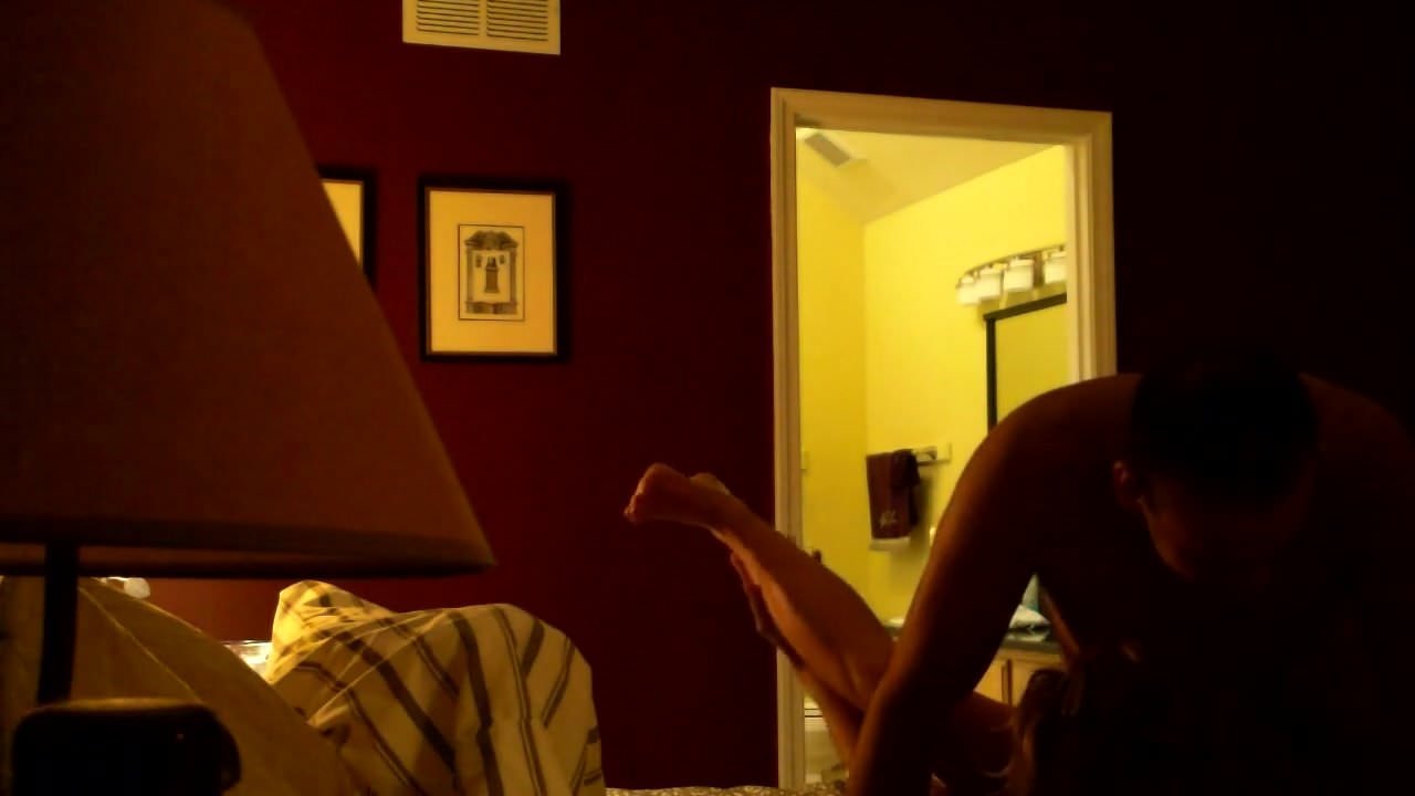 Молодой качок трахнул старую замужнюю сучку при ее муже 