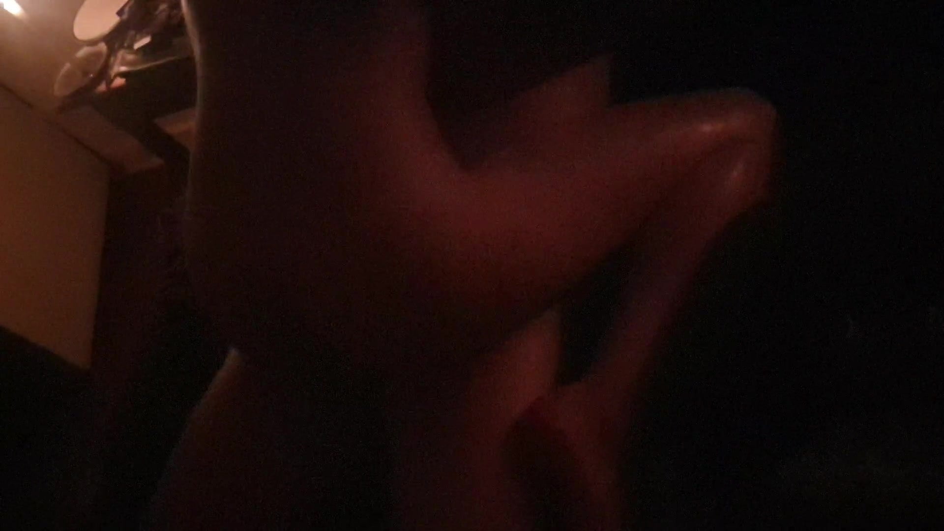 Телка перед сном садится на хуй мужика  и страстно извивается 