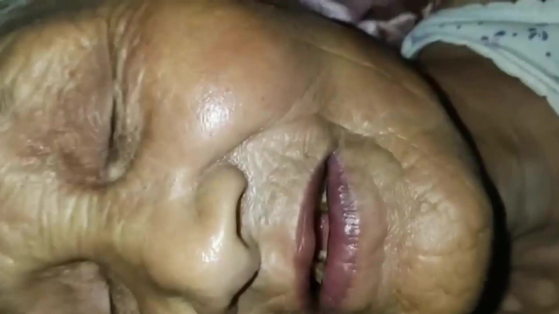 Парень радует старушку, пихая пальцы и член в ее дряблую пизду 