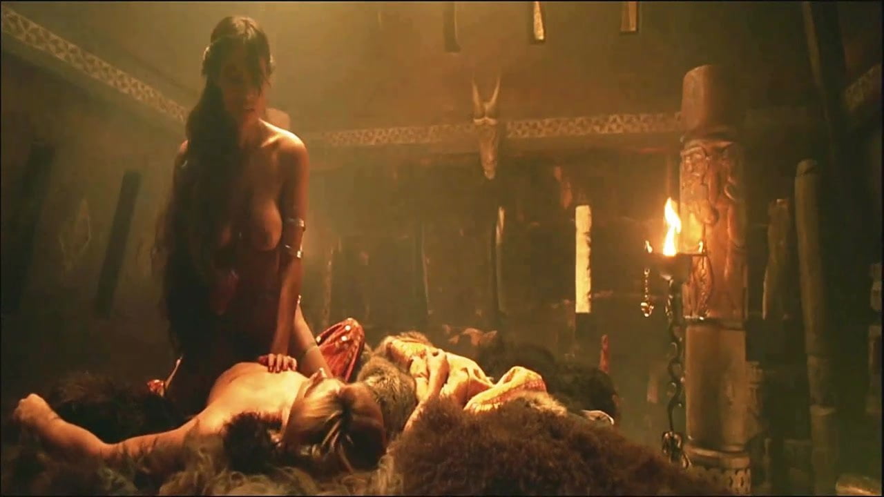 Фрагменты из кино, где девки извиваются голыми 