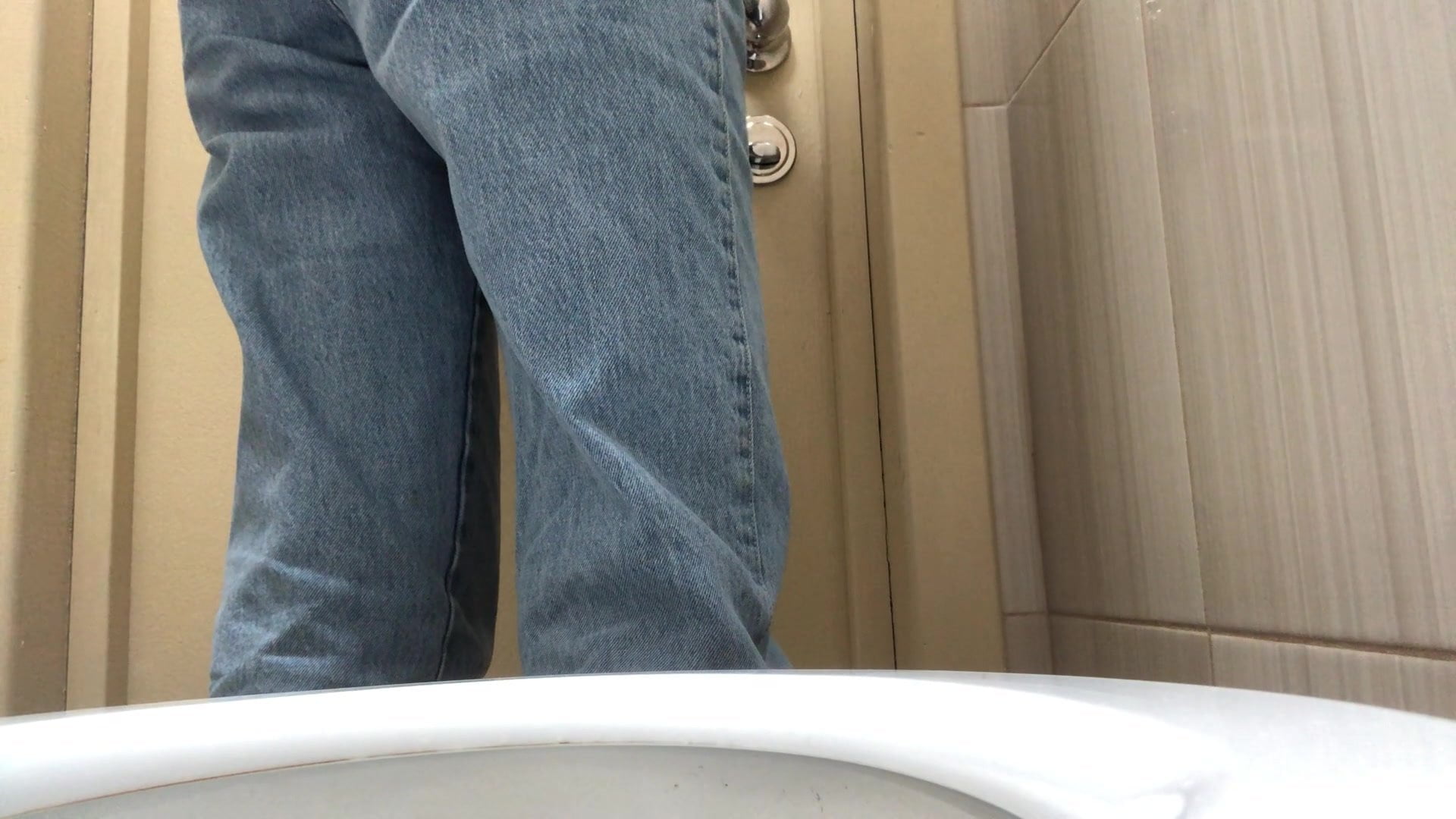 Девушка писает в унитаз крупным планом 