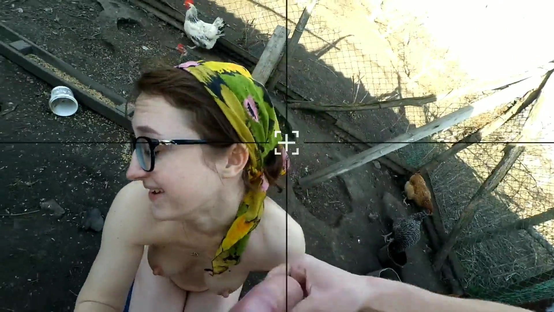 Деревенская парочка трахается друг с другом во дворе 