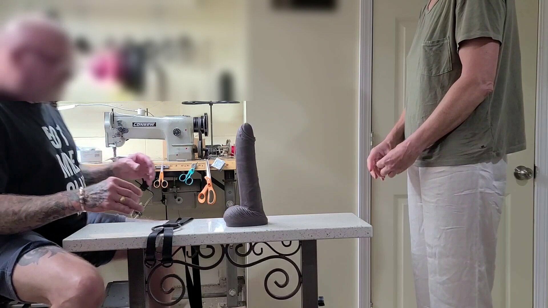 Муж с женой по очереди садятся на толстый дилдо 