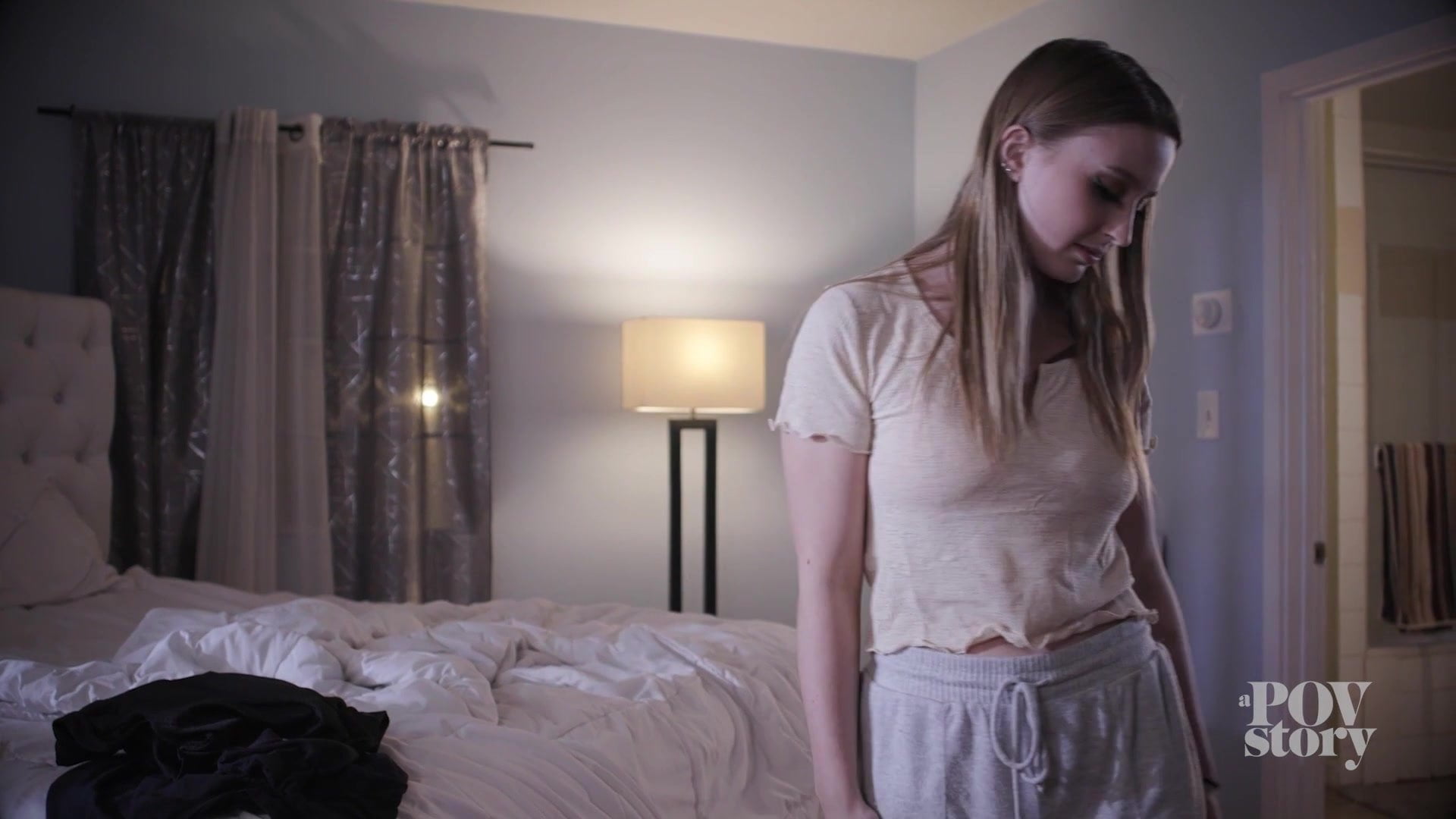 Мачеха показывает себя голой и готовится к траху 